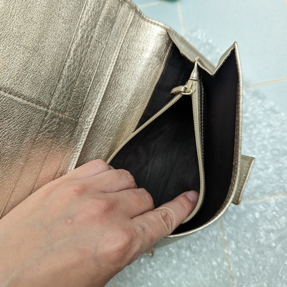 Authentic Gucci GG Beige Gold Metallic Abbey D wallet - Picture 13 of 16